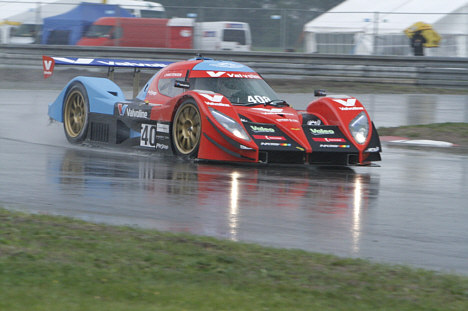 Pole position blev sat på tre omgange i regnvejr.